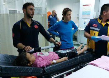 7 yaşındaki çocuğu yılan soktu