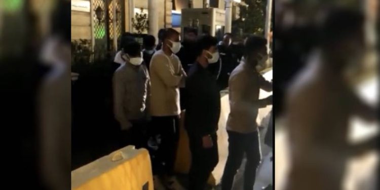 Taciz ihbarına gittiler, kaçak göçmenleri yakaladılar