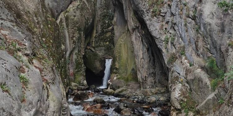 Bursa’da turistlerin gözdesi Saitabat Şelalesi