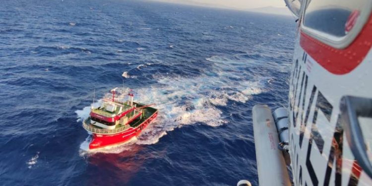 Açık denizde rahatsızlanan balıkçıya kurtarma operasyonu