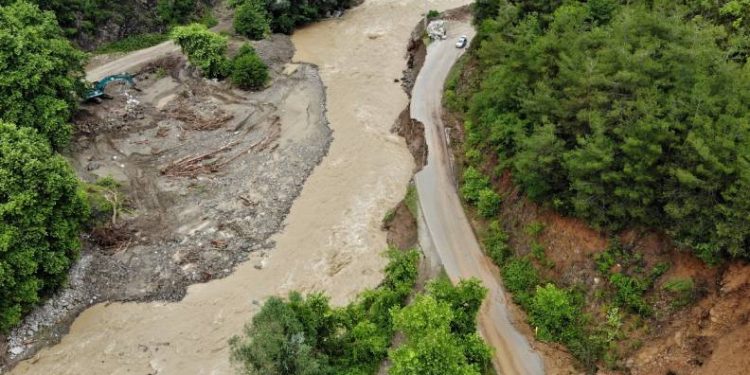 Sel suları çekildi, heyelan korkusu başladı