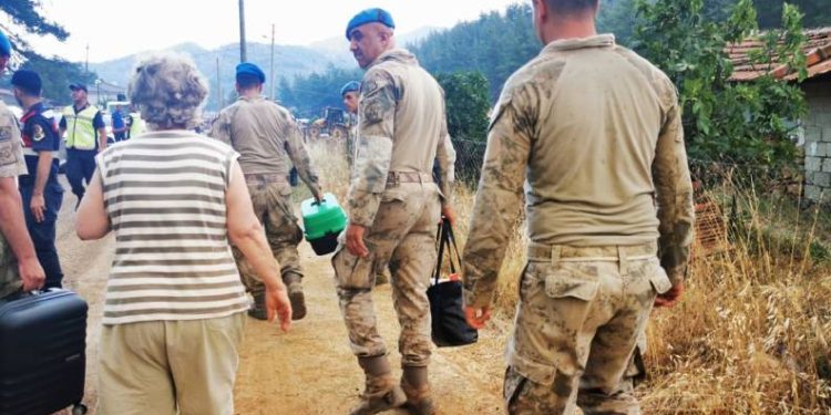 Marmaris yangınında tahliyeler başladı