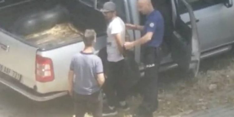 Bursa’da araç çalmaya çalışan hırsıza suçüstü