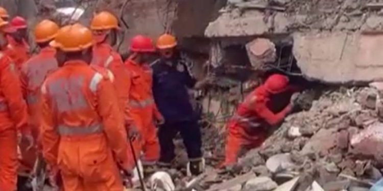 Hindistan’da bina çöktü: 3 ölü, 12 yaralı