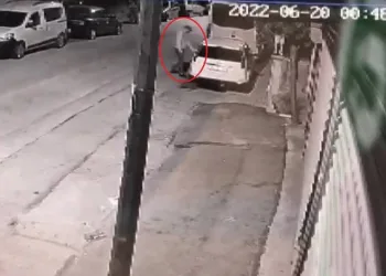 Bursa’da ayakkabı için geldi otomobil çaldı