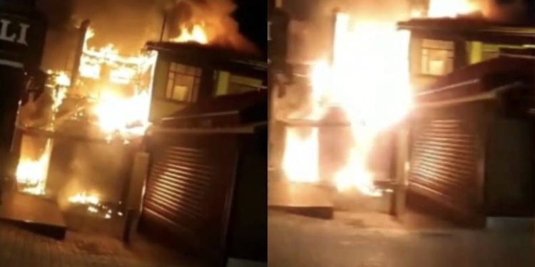 Bursa’da tarihi bina alevlere teslim oldu