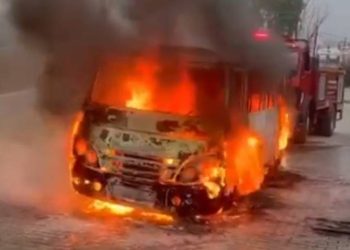 Tarım işçileri servisi alev alev yandı