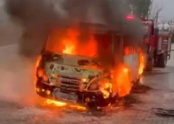 Tarım işçileri servisi alev alev yandı