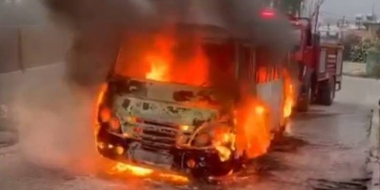 Tarım işçileri servisi alev alev yandı