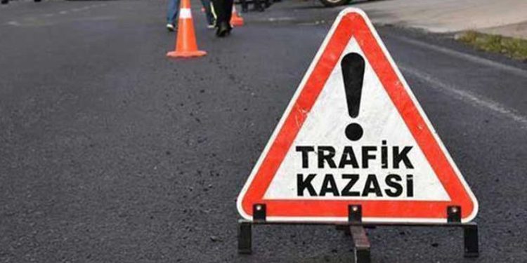 Otomobil yön tabelasına çarptı:3 ölü