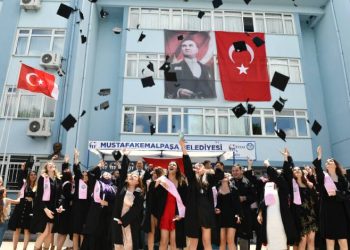 Mustafakemalpaşa MYO’da mezuniyet coşkusu
