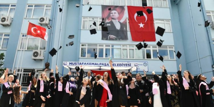 Mustafakemalpaşa MYO’da mezuniyet coşkusu