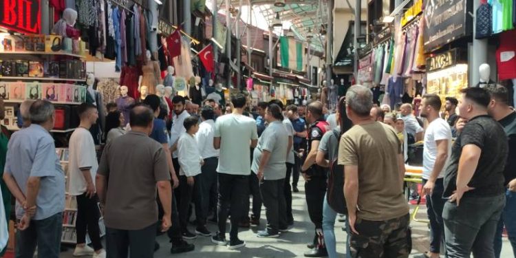 Bursa’da tarihi çarşıda esnaf birbirine girdi