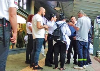 Mağazada ‘İçeriyi mi gözetliyorsun’ kavgası