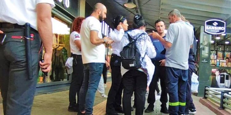 Mağazada ‘İçeriyi mi gözetliyorsun’ kavgası