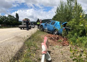 Lastiği patlayan pikap yol kenarına devrildi