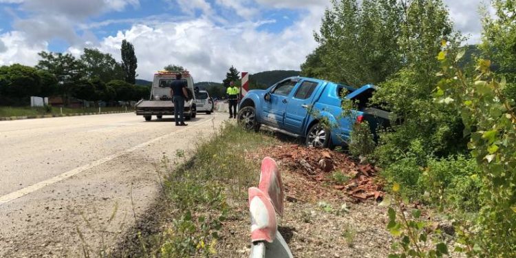 Lastiği patlayan pikap yol kenarına devrildi