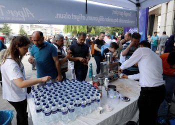 Bursa’da YKS öğrencilerine çay ikramı