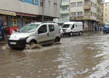 Kars’ta caddeler göle döndü