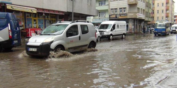 Kars’ta caddeler göle döndü