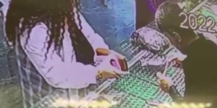 İkinci iş gününde altın bileklik çaldı