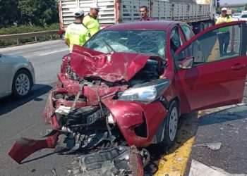 Otoyolda otomobiller çarpıştı: 5 yaralı