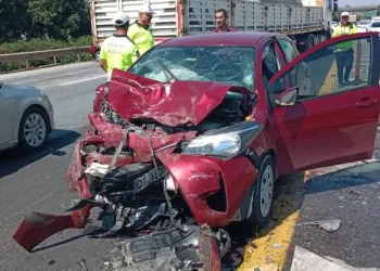 Otoyolda otomobiller çarpıştı: 5 yaralı