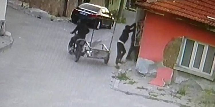 Pencerenin demir korkuluklarını çaldılar