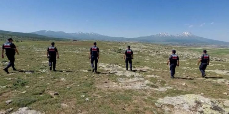 Defineciler jandarmaya suçüstü yakalandı