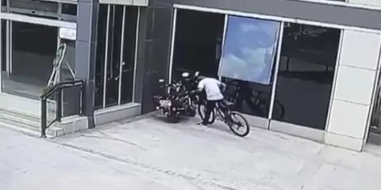 Bursa’da hırsızlığa yeltendi, fark edilince kaçtı