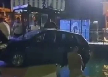 Kaputa oturup çekiciyi beklediler