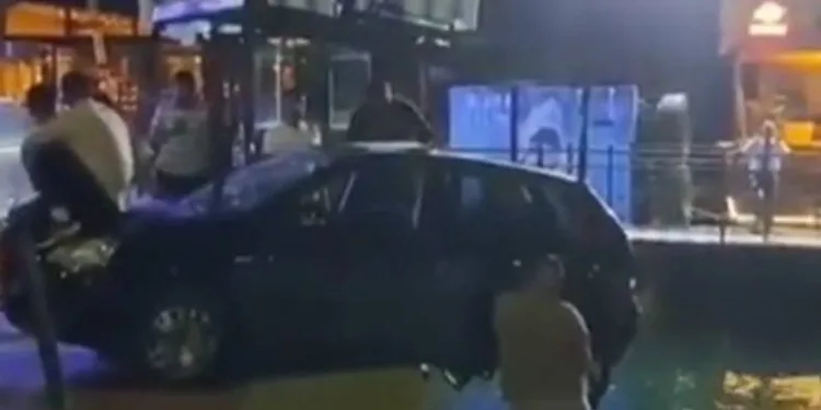 Kaputa oturup çekiciyi beklediler