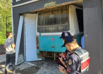 Freni patlayan işçi servisi eve girdi