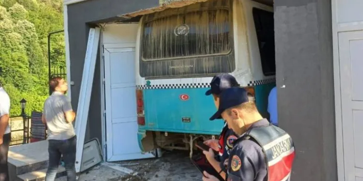 Freni patlayan işçi servisi eve girdi