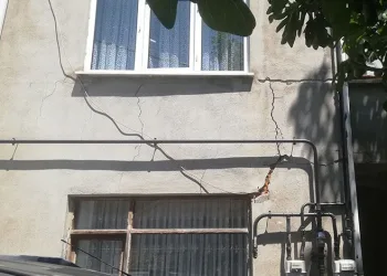 Hafriyat kamyonları yüzünden evleri hasar aldı