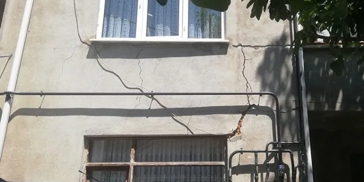 Hafriyat kamyonları yüzünden evleri hasar aldı