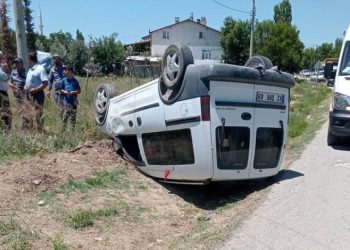 Hafif ticari araç takla attı: 2 yaralı