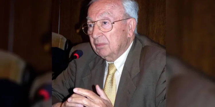 Eski Dışişleri Bakanı İlter Türkmen vefat etti