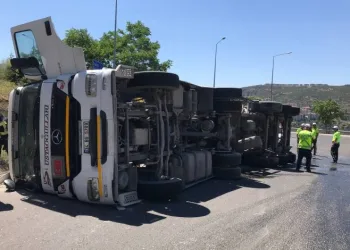 Bilecik’te kimyasal madde yüklü tır devrildi