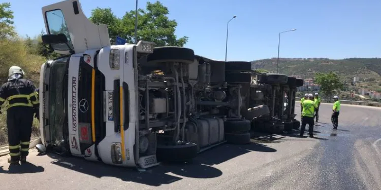 Bilecik’te kimyasal madde yüklü tır devrildi