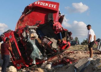 Nakliye kamyonu şarampole uçtu: 4 ölü