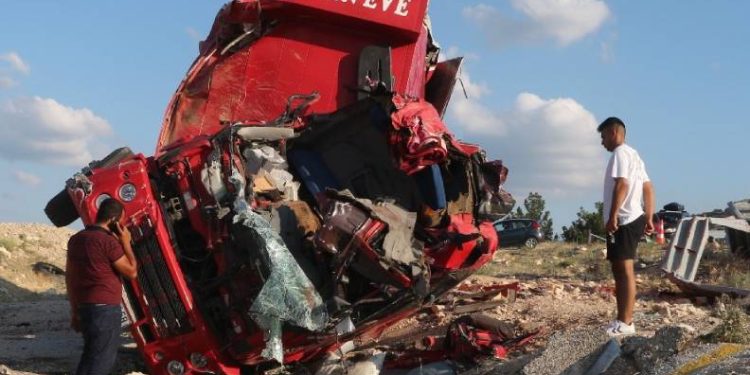 Nakliye kamyonu şarampole uçtu: 4 ölü