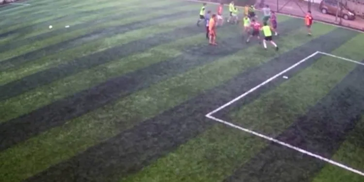 Halı saha maçı boks ringine döndü