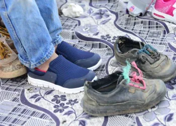 Köy çocuklarına bayramlık ayakkabı