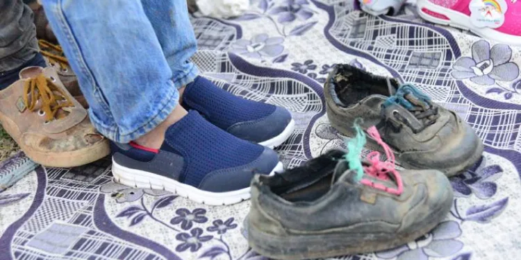 Köy çocuklarına bayramlık ayakkabı