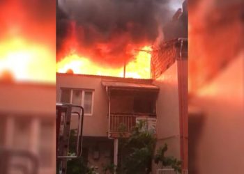 Bursa’da bir evin terası alev alev yandı