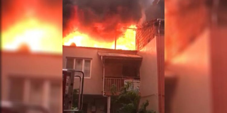 Bursa’da bir evin terası alev alev yandı