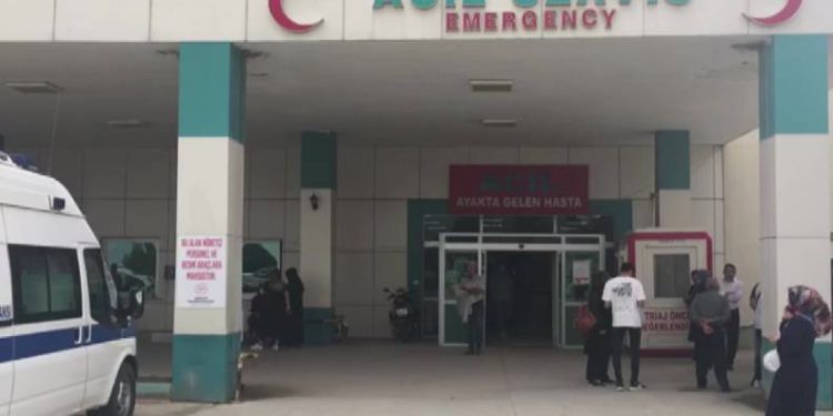 Yemekten zehirlenen 180 işçi hastanelik oldu