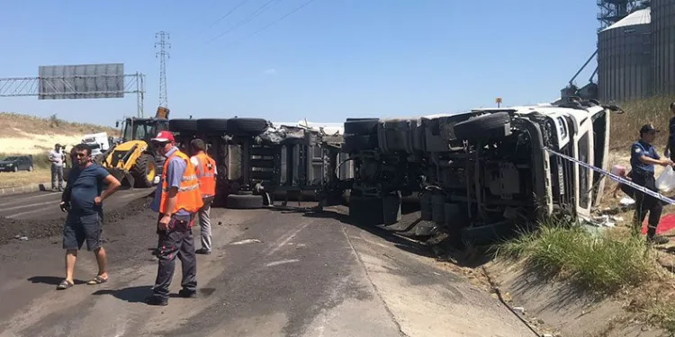 Traktöre çarpan TIR sürücüsü hayatını kaybetti