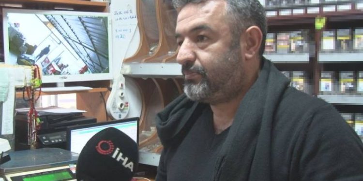 Sele kapılan çocuğu esnaf kurtardı